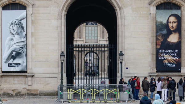 Louvre:  gigantesca caccia ai ladri che hanno rubato i gioielli della corona di Francia