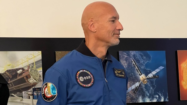 Luca Parmitano presenta il suo nuovo libro "Camminare tra le stelle". Allacciatevi le cinture, si parte per lo spazio