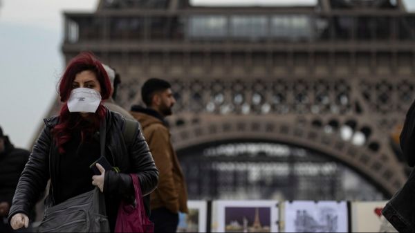 Macron: "Francia in lockdown da venerdì, ma le scuole restano aperte"