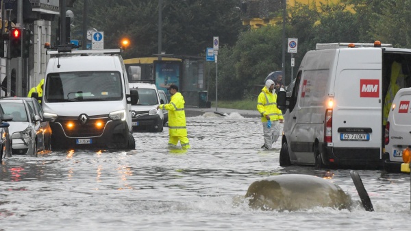Maltempo, a Milano esonda il Seveso, nell'Alessandrino si cerca una donna dispersa