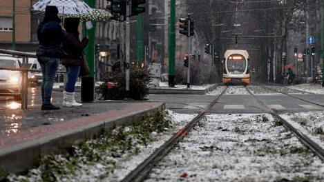 Maltempo, neve a Torino e Milano, pioggia e allagamenti a Roma