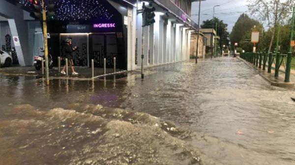 Maltempo, nubifragio a Milano, allagamenti anche in Liguria