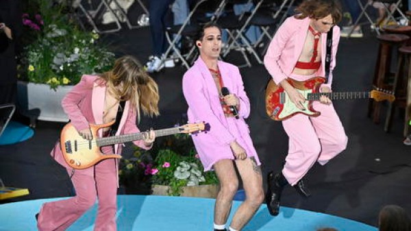 Maneskin show, Damiano e Thomas si scambiano un bacio in diretta su una tv polacca
