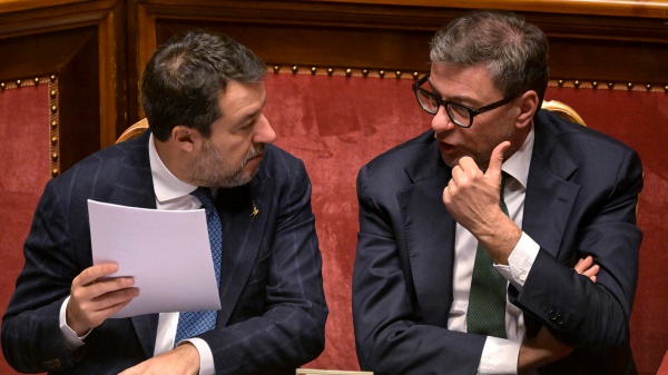Manovra, il Senato vota la fiducia. Le proteste delle opposizioni. Giorgetti: "in Europa a testa alta"