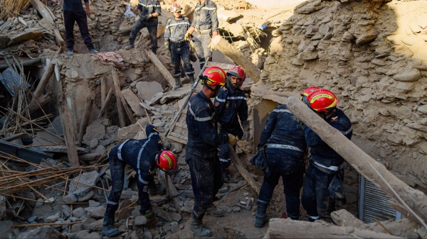 Marocco, tra soccorsi e macerie. Il bilancio del terremoto si aggrava, i morti sono 2500