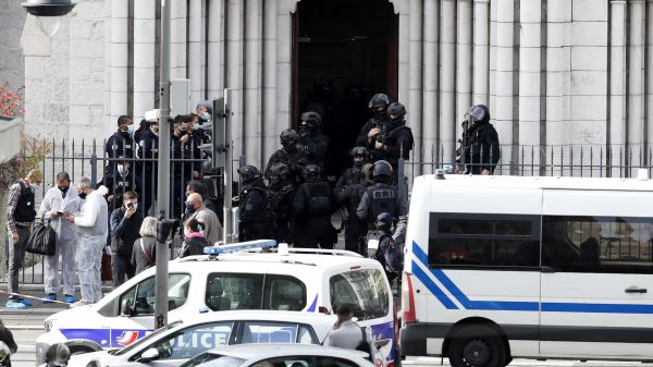 Massima allerta in Francia, dopo l’attacco nella basilica di Nizza che ha causato 3 morti, Macron, è un attentato terroristico islamista