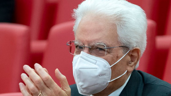 Mattarella: dalla pandemia usciamo solo completando le vaccinazioni