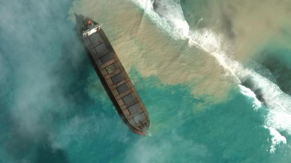 Mauritius, il primo ministro ha dichiarato lo stato di emergenza ambientale per "marea nera"