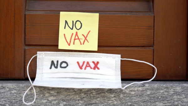 Medici e opposizioni contro stop a multe no vax. Contrarietà anche in Forza Italia