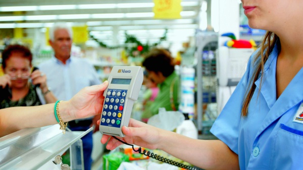 Meno consumi, mano a risparmi, cambiano le abitudini dei consumatori. Lo studio della Bce sugli effetti del caro prezzi sulle famiglie