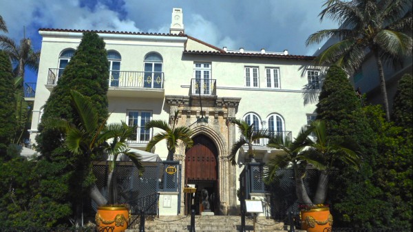 Miami, due cadaveri nella villa che fu di Versace, è giallo