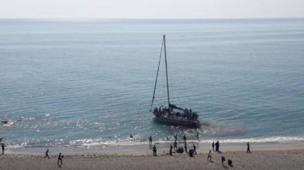Migranti, in cinquanta sbarcati su veliero nel reggino