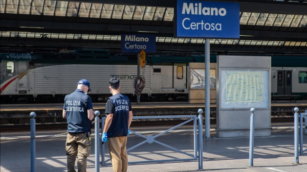 Milano, 22enne ucciso alla stazione Certosa: caccia al gruppo fuggito dopo la rissa