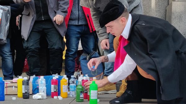 Milano, Achille Lauro da cantante a pittore di strada