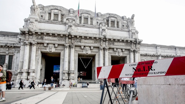 Milano: alla stazione centrale  inseguimento  e rissa per un  cellulare rubato, in fin di vita il ladro