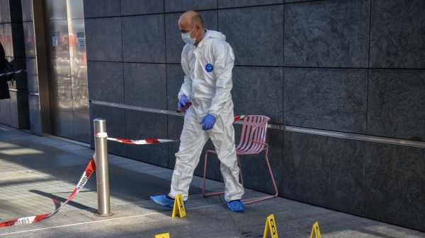 Milano, donna accoltellata alle spalle in Piazza Gae Aulenti. Le telecamere hanno ripreso un sospettato