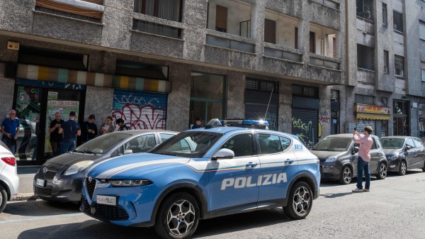Milano: fotografo 74enne morto davanti al suo studio, non si esclude nessuna ipotesi, anche l'omicidio