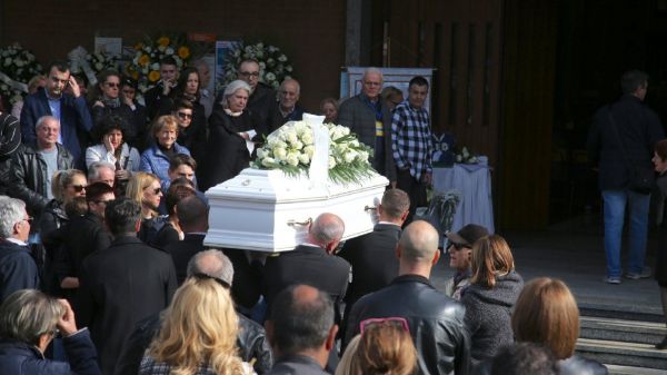 Milano, i funerali del bimbo, la famiglia, mai più una cosa del genere a scuola