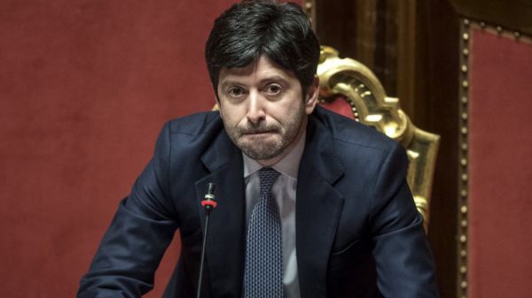 Ministro Speranza: "Rispettare un metro di distanza al chiuso, ma eccezione per aerei"