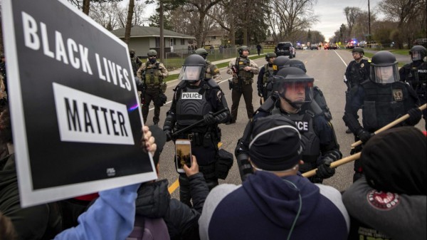Minneapolis, arrestata l'agente che ha ucciso il 20enne afroamericano Daunte Wright 