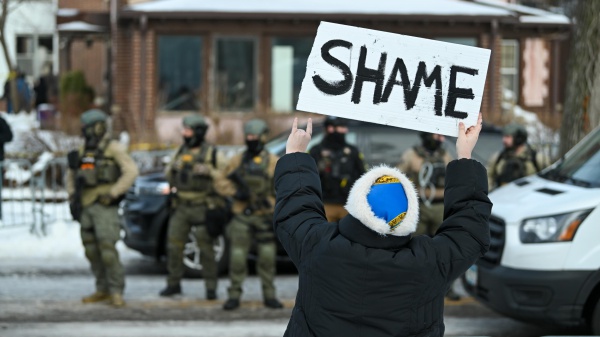 Minneapolis, migliaia in piazza per protestare contro l'Ice, dopo l'omicidio di una donna. Il sindaco: "Andatevene"