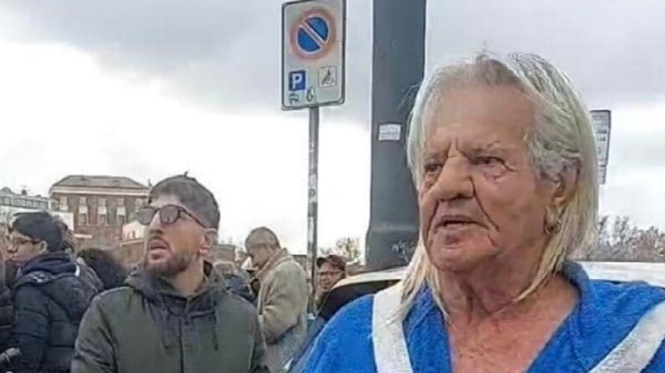 Mister Ok rinuncia al tradizionale tuffo nel Tevere: colpa di un improvviso mal di schiena