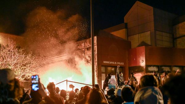 Morte di George Floyd: dilagano le proteste negli Stati Uniti. A Minneapolis interviene l'esercito