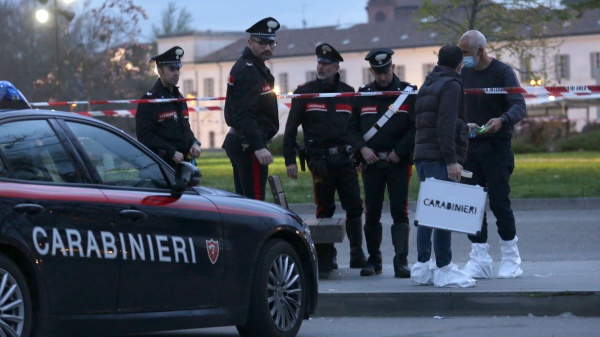 Napoli, diciassettenne muore precipitando dal tetto di un capannone, forse era salito per una sfida