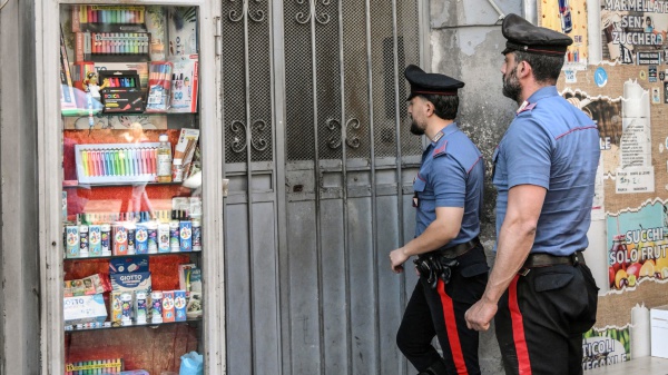 Napoli, padre accoltella il figlio di 12 anni: perforato un polmone, il bambino è grave