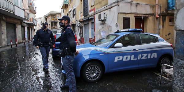 Napoli, Secondigliano: Si Lancia Dal Balcone Di Casa Per Sfuggire Ai ...