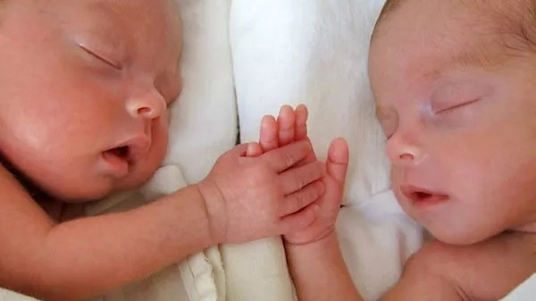 Nascono 1,6 milioni di gemelli l’anno, lo sostiene uno studio misto internazionale Inglese. Francese e Olandese