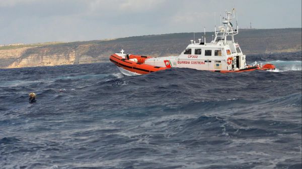 Naufragio Lampedusa, 12 vittime, madre e bimbo morti abbracciati