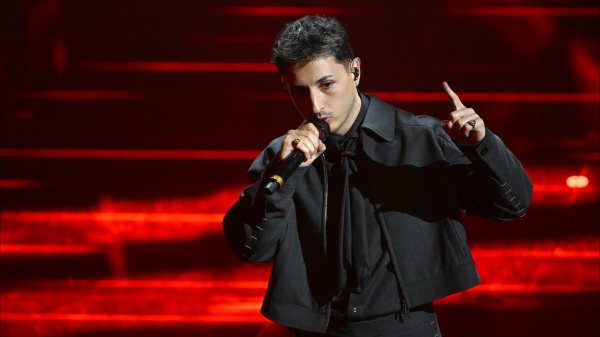 Nayt a RTL 102.5: “Ho sempre cercato di diffondere la bellezza in cui credo, poterlo fare oggi a Sanremo è un grande traguardo”