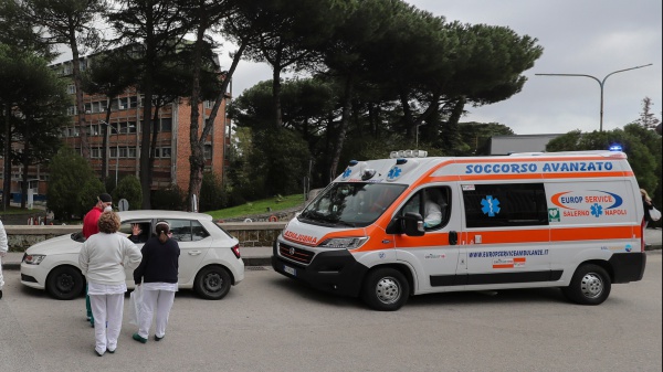 Nel bresciano si ribalta un pullman carico di studenti, in provincia di Salerno muore il conducente di un autobus