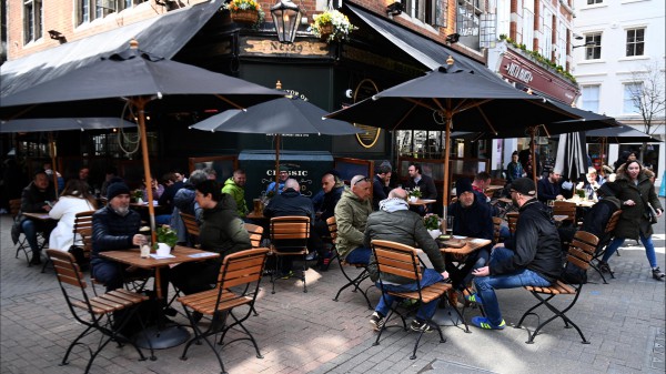 Nel Regno unito oggi riaprono pub, negozi e palestre dopo il lungo lockdown per il Covid