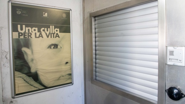 Neonato trovato vicino a un cassonetto con un peluche, i medici l'hanno chiamato Lorenzo