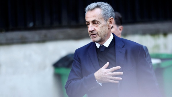 Nicolas Sarkozy lascia il carcere di La Santè. La Corte d'Appello parigina gli ha concesso la libertà vigilata
