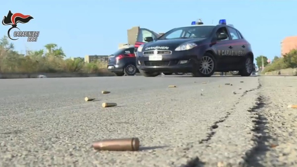 Non vuole riconoscere il figlio, lei gli spara alle gambe