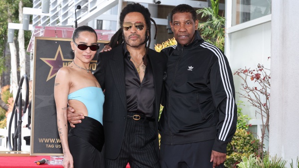 Nuova stella sulla Walk of Fame per Lenny Kravitz. Dalla figlia Zoe e dall'amico Denzel Washington i discorsi più divertenti