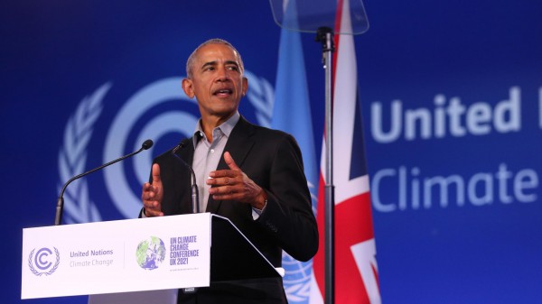 Obama alla Cop26, siamo lontanissimi da dove dovremmo essere. E finisce sotto attacco delle attiviste per il clima