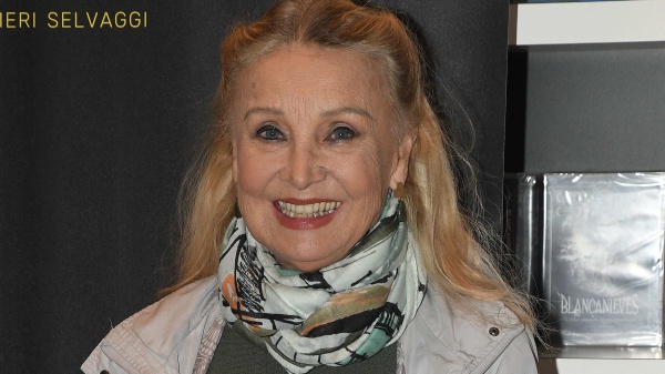 Oggi 15 agosto, Barbara Bouchet festeggia gli 80 anni, da icona sexy al fitness