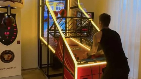 "Ok. Posso chiudermi in casa", il salotto della casa di Fedez sembra una sala giochi