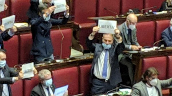 Omotransfobia, la Camera approva la legge, protesta del centrodestra in Aula