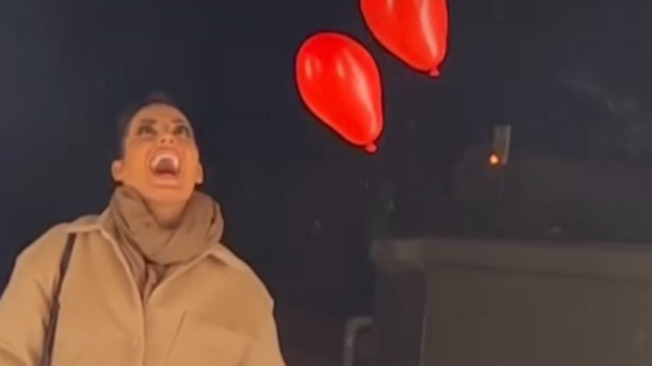 Palloncini rossi e la dedica sul lungomare di Napoli: Elisabetta Gregoraci al settimo cielo
