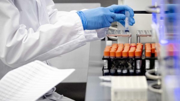 Pandemia da coronavirus, profitti e implicazioni politiche in gioco, si intensifica la corsa al vaccino