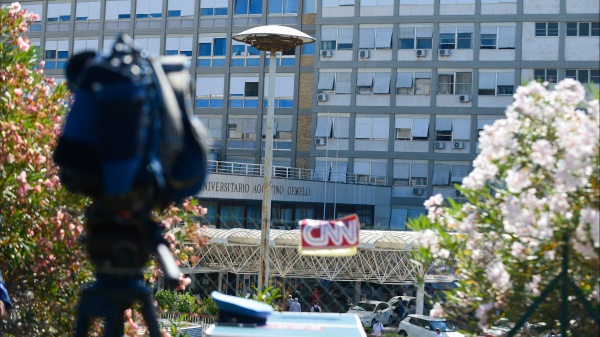 Papa Francesco al Gemelli di Roma per un’infezione respiratoria. Dovrà restare in ospedale alcuni giorni