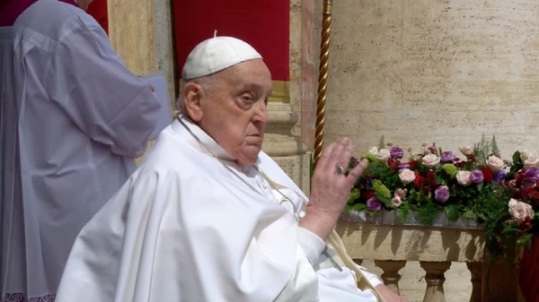 Papa Francesco ha impartito la benedizione "Urbi et Orbi" in piazza San Pietro