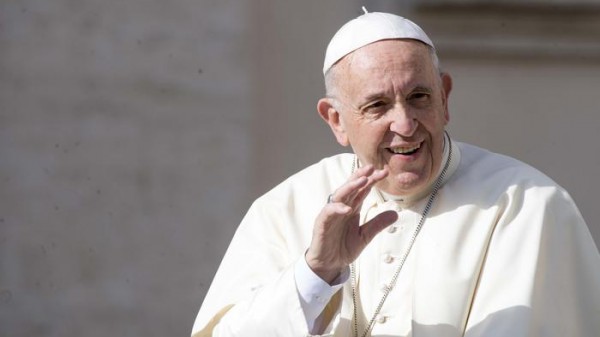 Papa Francesco, i padri e le madri delle famiglie di profughi e migranti sono eroi