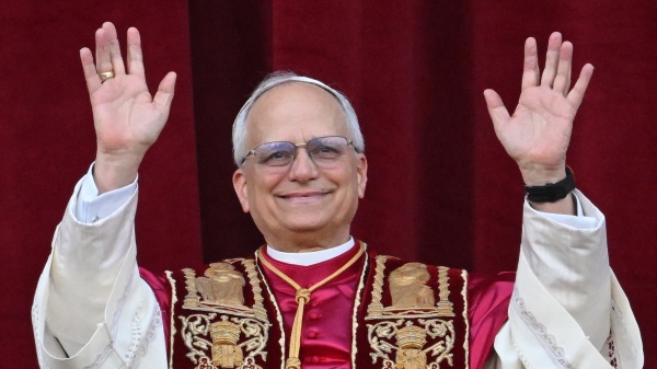 Papa Leone XIV, nella Cappella Sistina la prima messa davanti ai cardinali. "Sparire perché rimanga Cristo"
