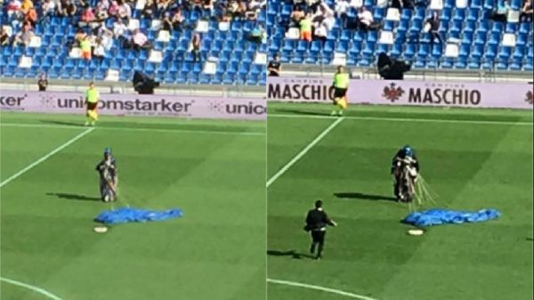 Paracadutista atterra in campo durante Sassuolo - Inter
